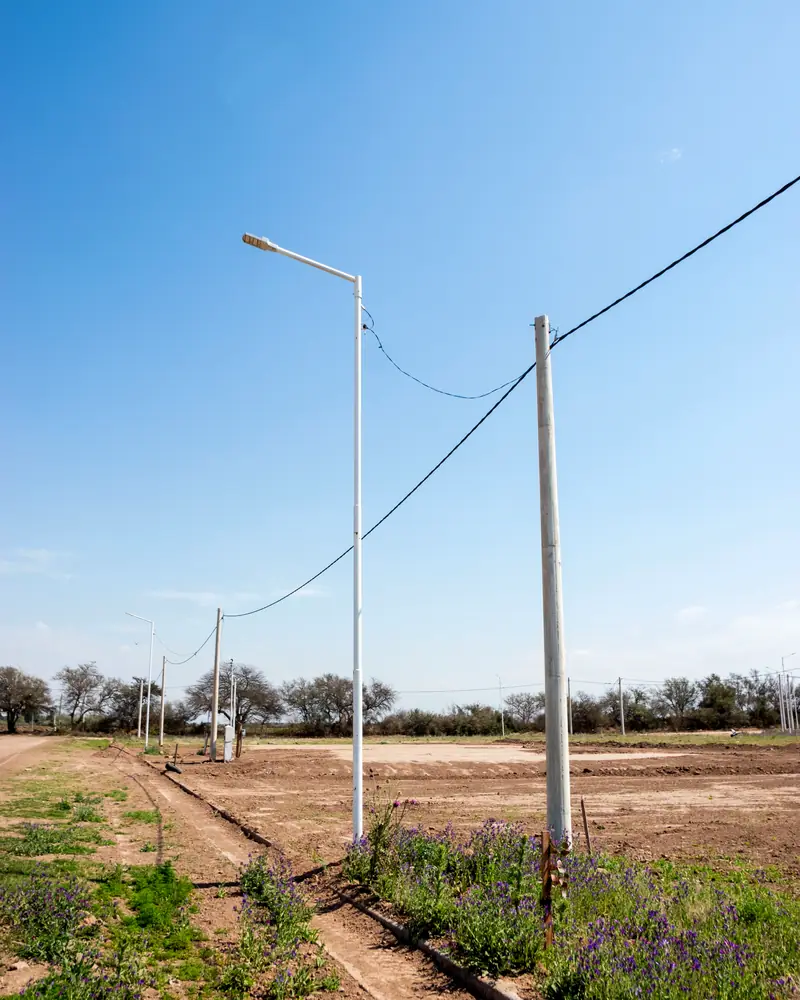 Tendido eléctrico sobre una calle del loteo